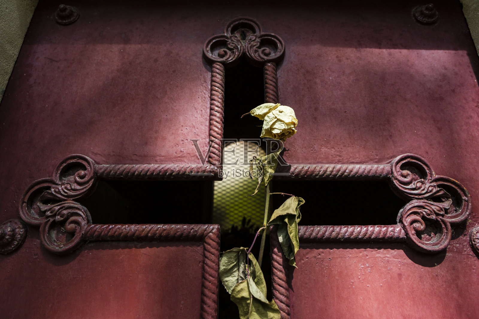 拉雪兹神父公墓，法国巴黎最著名的墓地，著名的墓地照片摄影图片