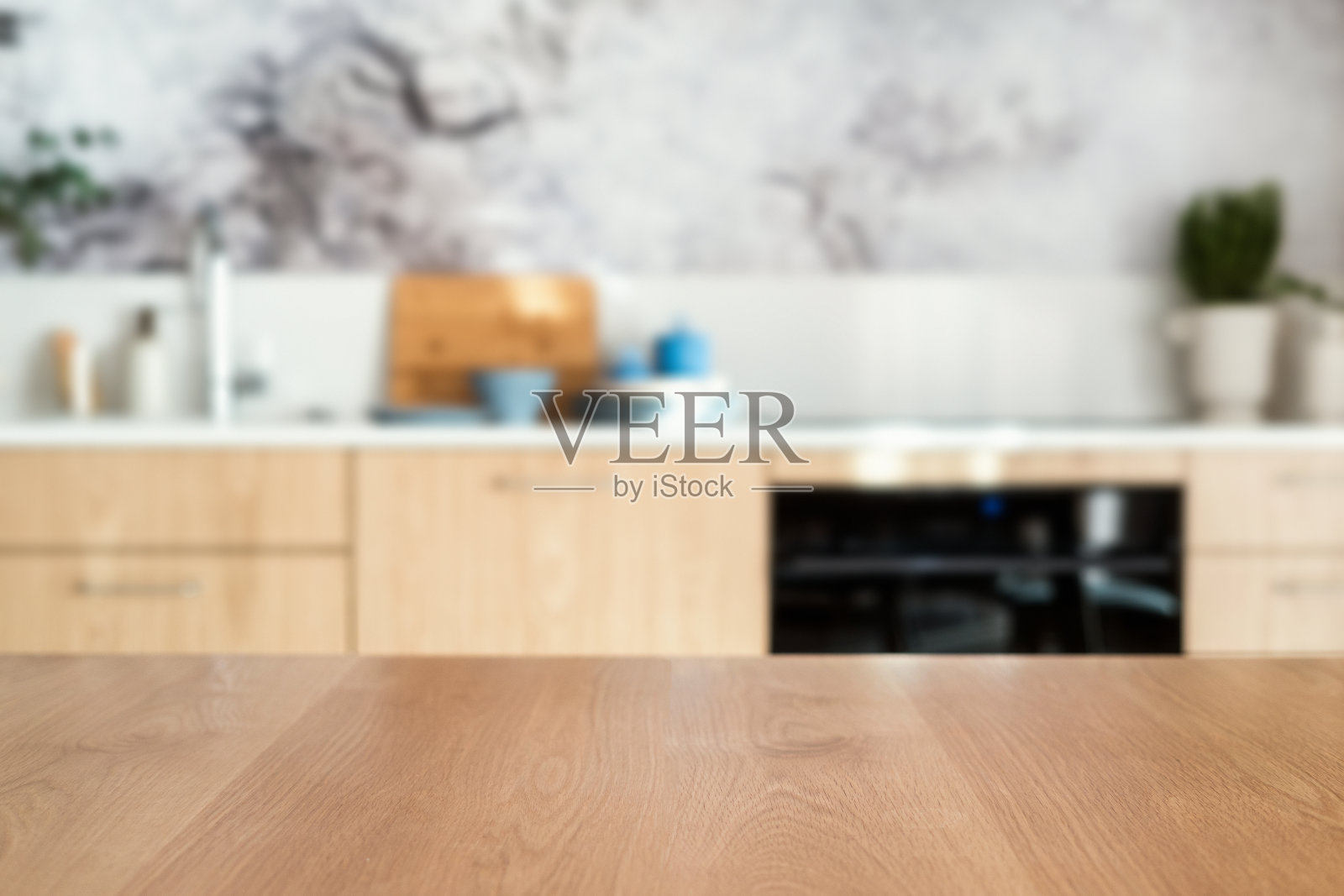 现代厨房背景下的木质餐桌照片摄影图片