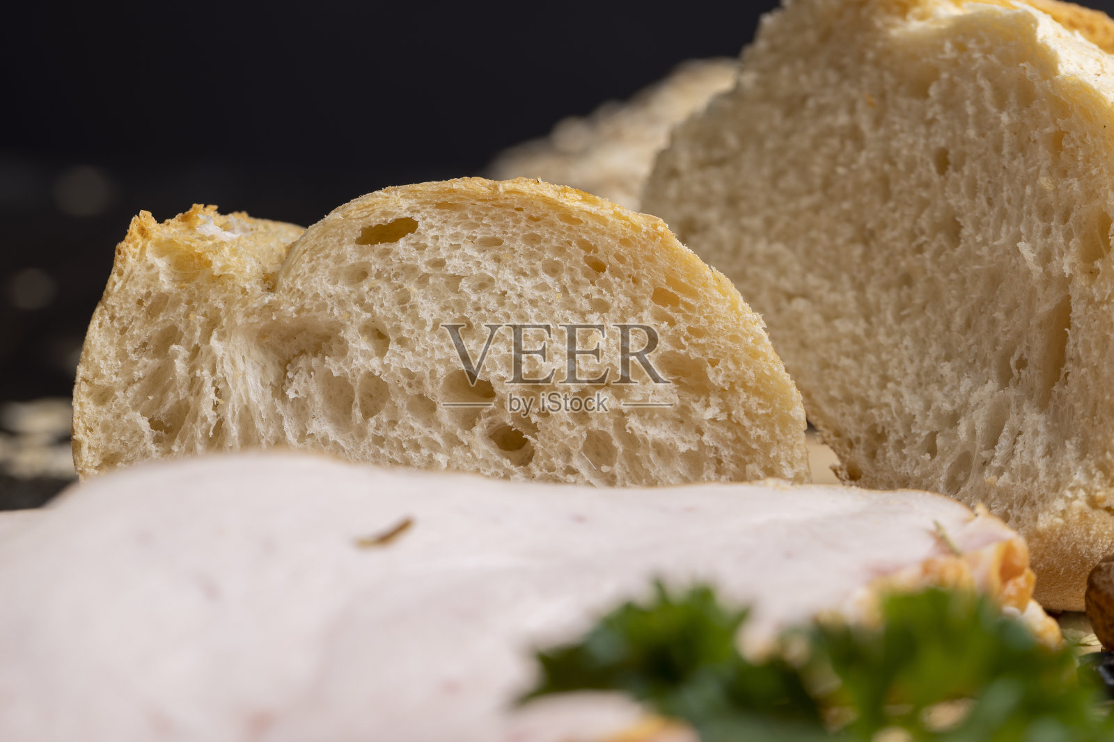 新鲜的小麦切片面包照片摄影图片