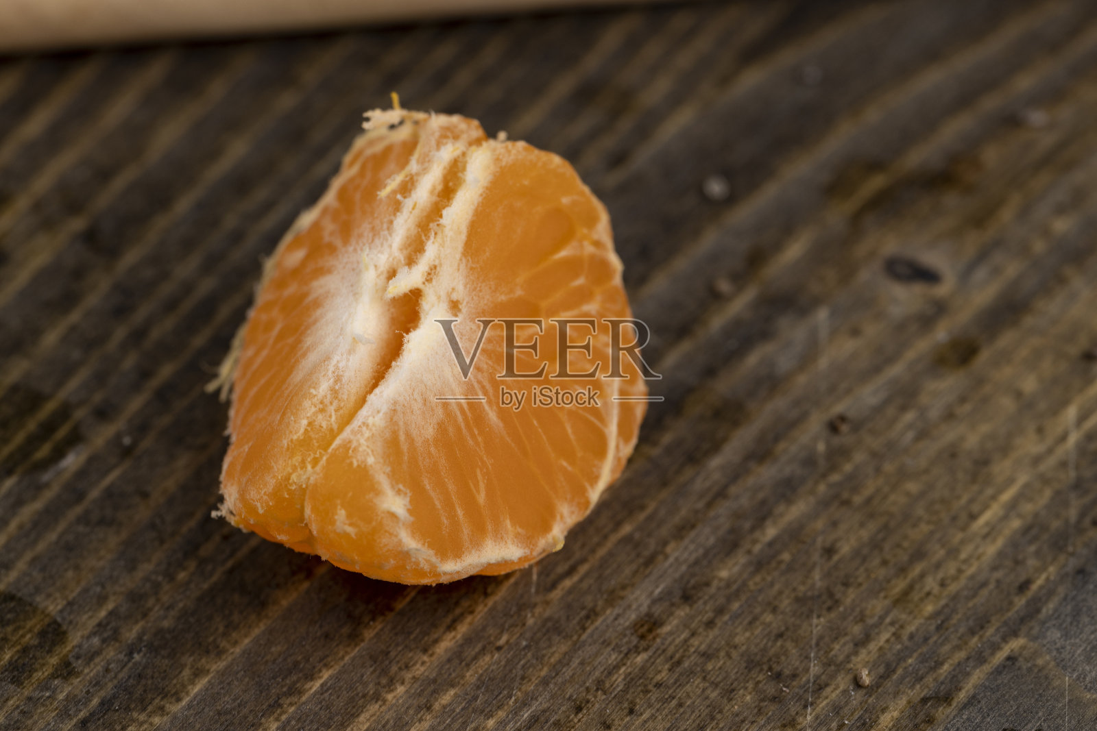 在案板上放上新鲜的酸甜橙照片摄影图片