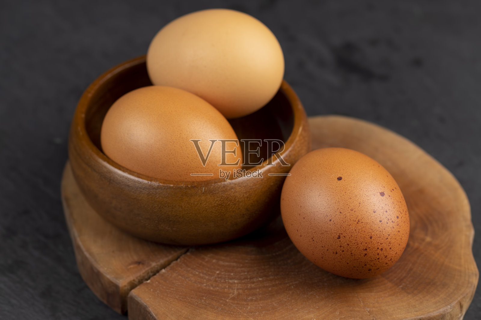 桌子上一个完整的橙色鸡蛋特写照片摄影图片