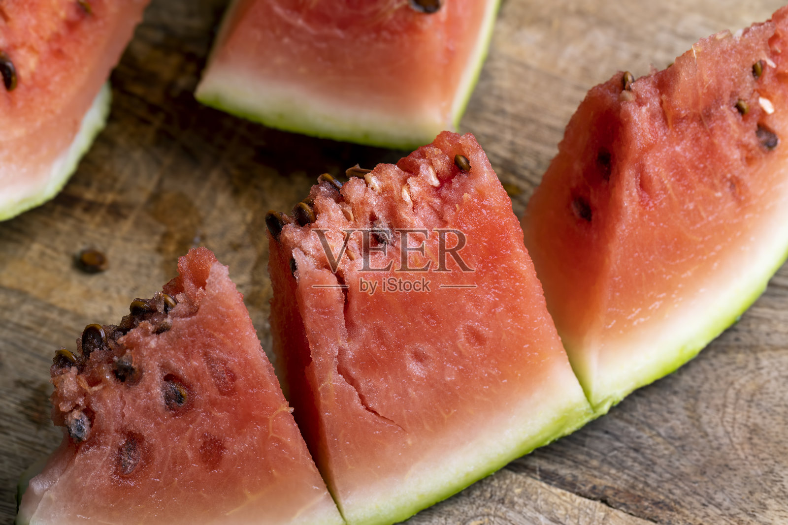 切成的带籽的熟红西瓜照片摄影图片