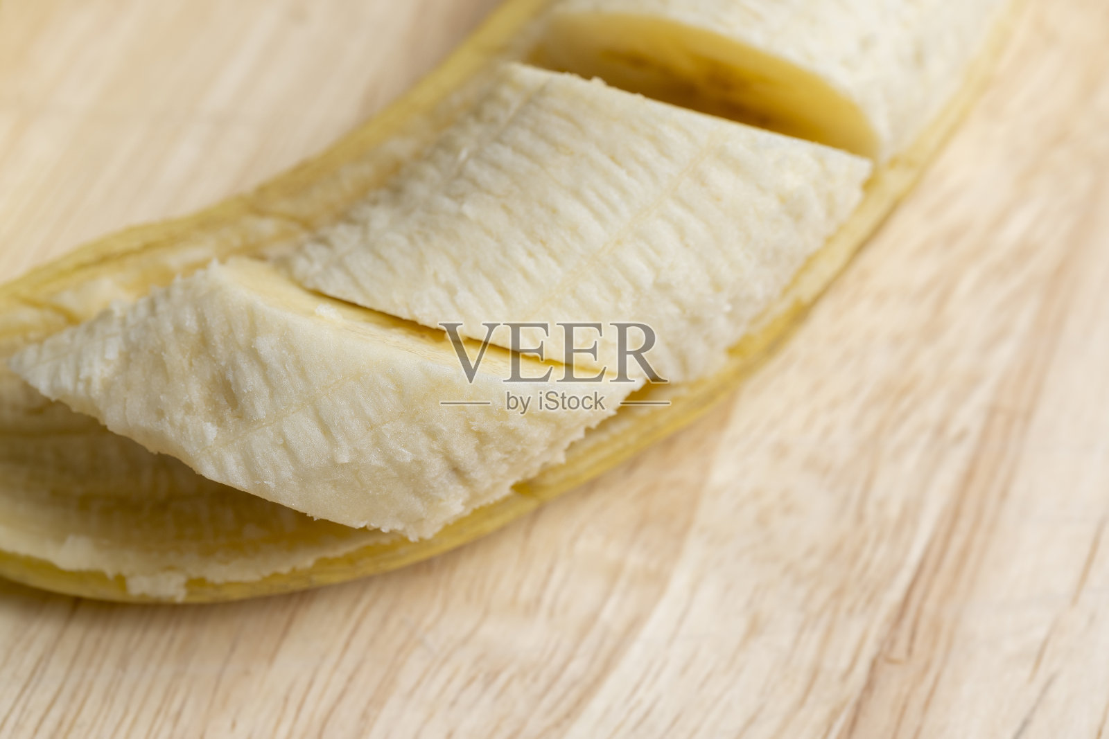 剥熟的黄香蕉，近一点照片摄影图片