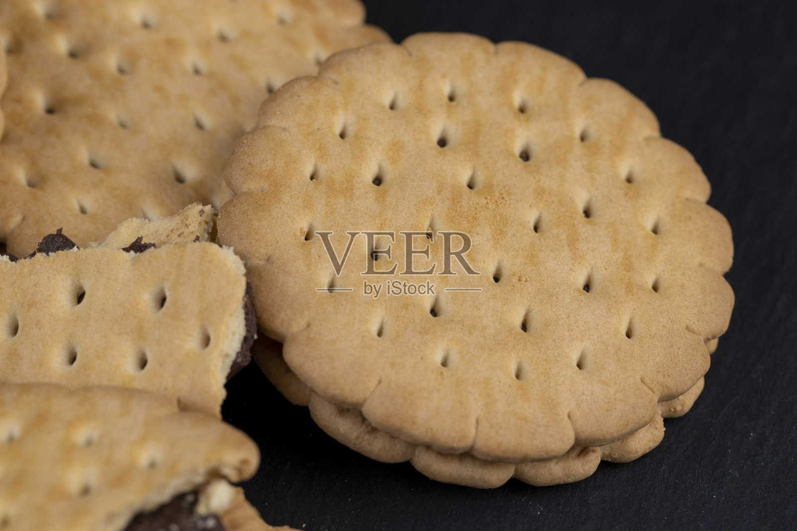 巧克力夹心的新鲜脆饼干照片摄影图片