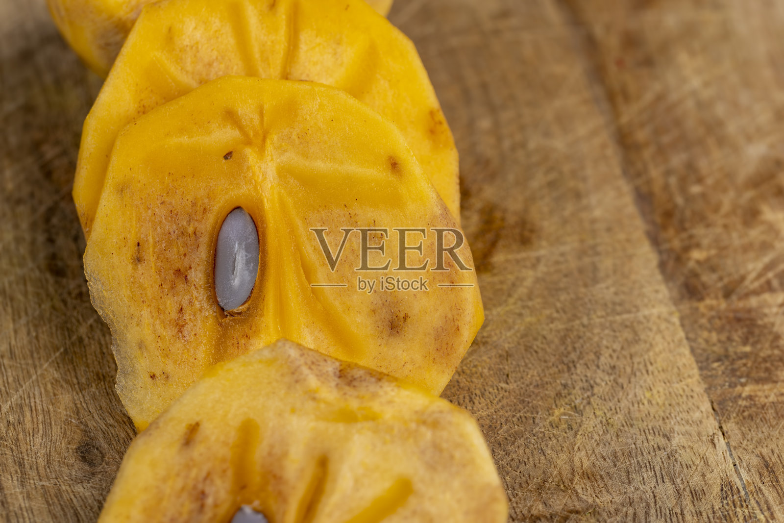 半熟的橘子柿子，近一点照片摄影图片