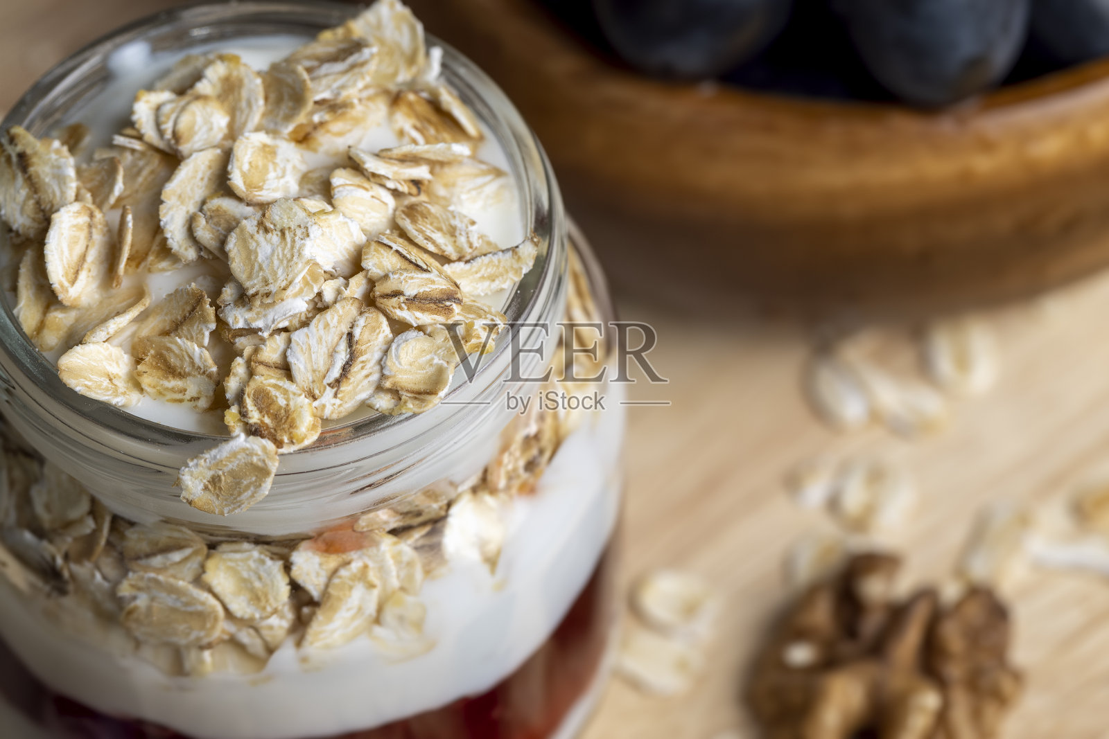 新鲜美味的酸奶由牛奶和核桃制成照片摄影图片