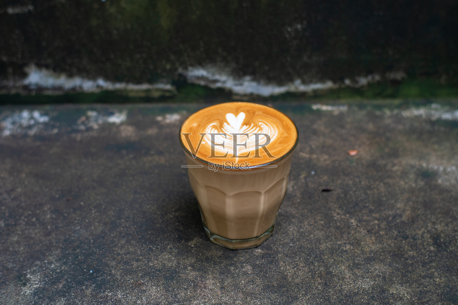 水泥背景上的热拉花咖啡照片摄影图片