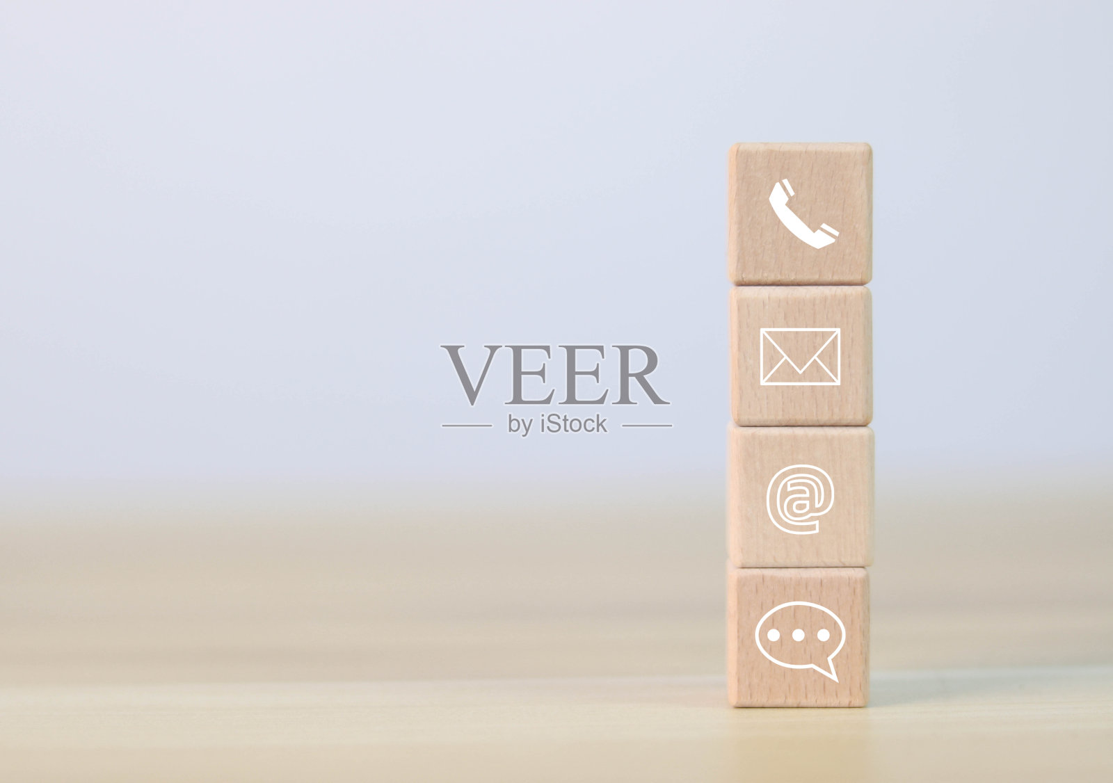 联系我们或我们的客户支持热线接通木桌上的联系人图标。照片摄影图片