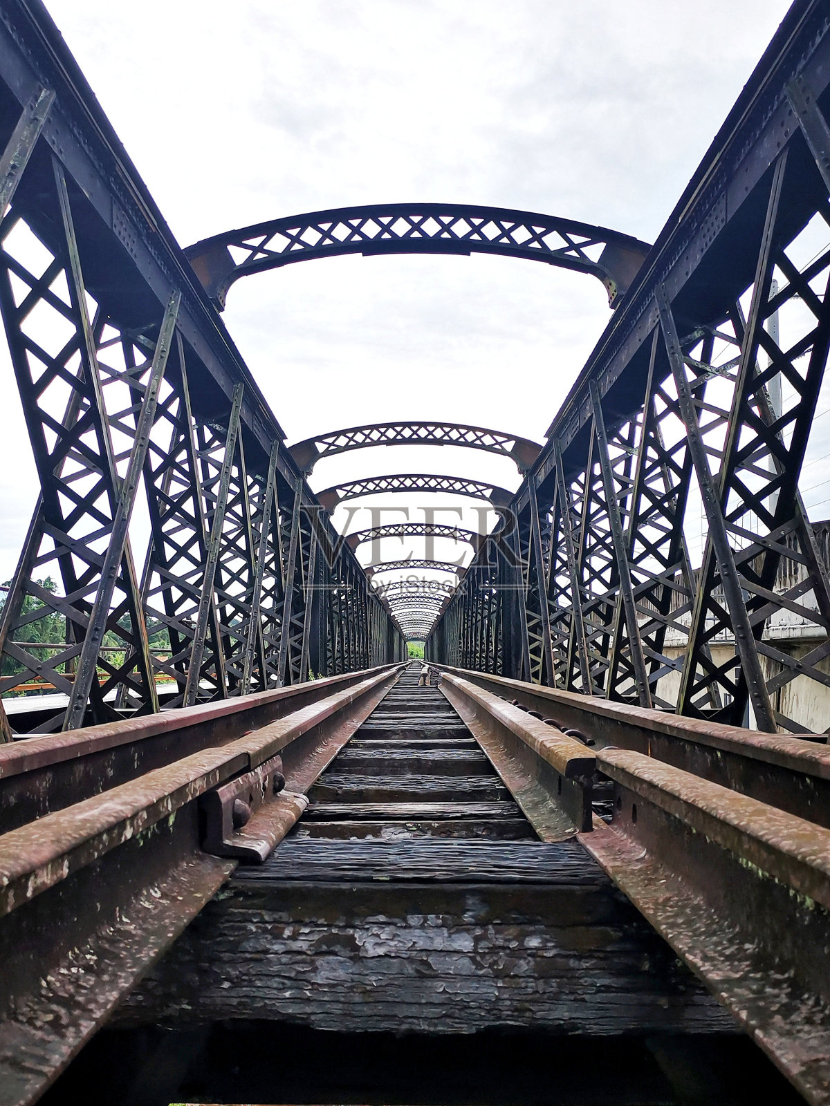 马来西亚霹雳州维多利亚大桥的旧铁路桥的选择性焦点照片摄影图片