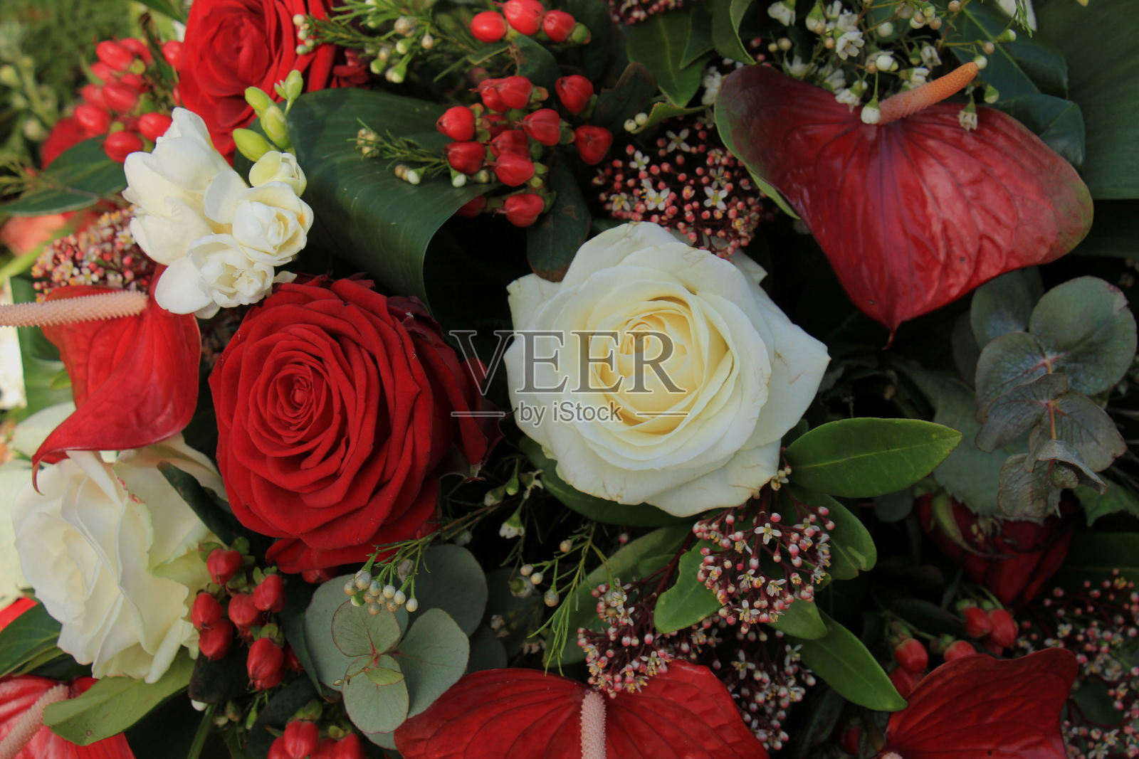 经典的白色和红色婚礼花束照片摄影图片