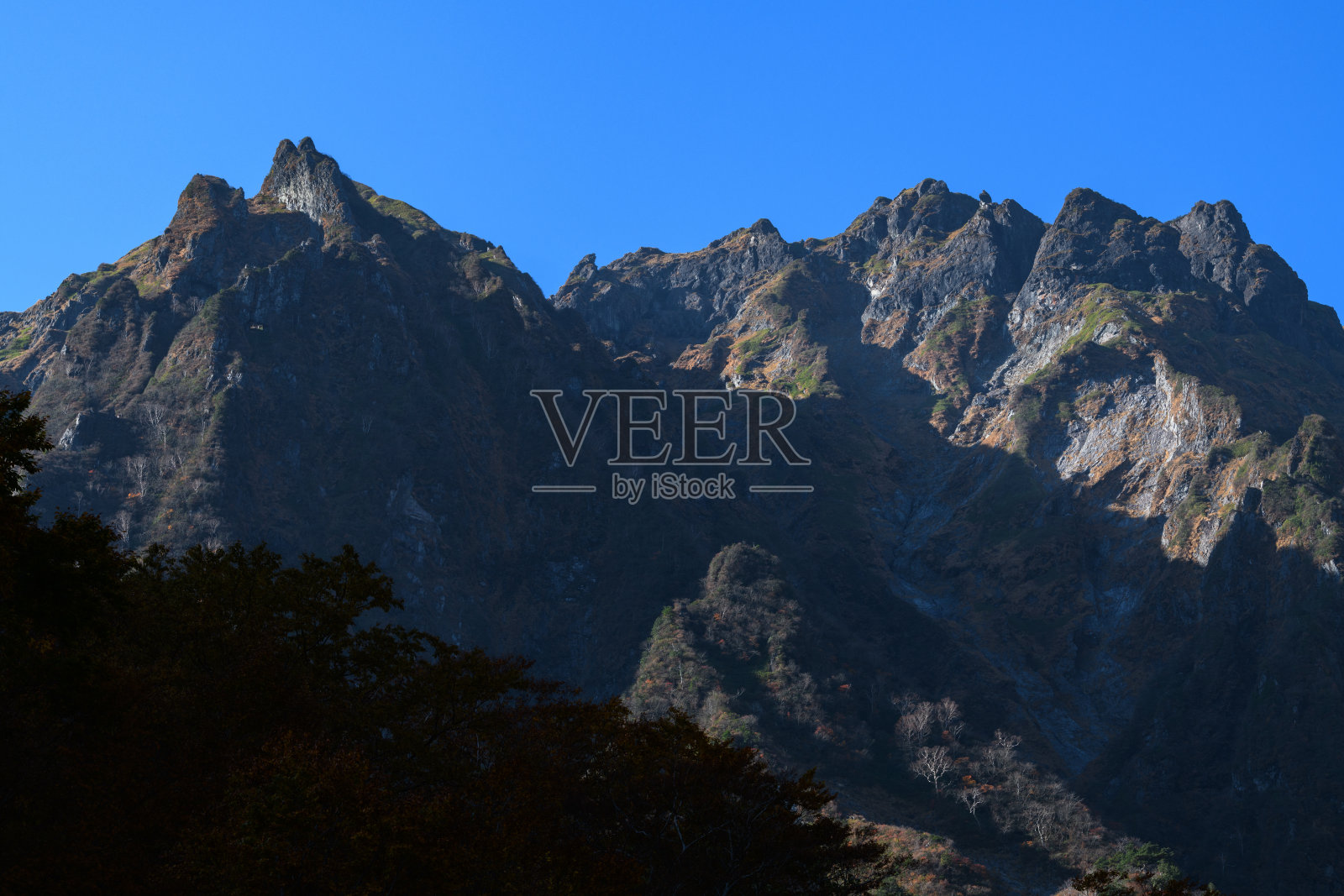 秋天的谷川山照片摄影图片