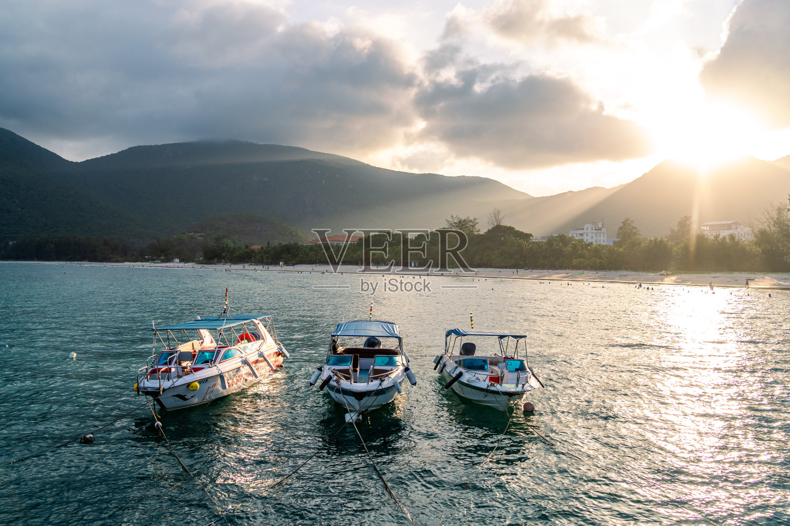 越南昆岛：海浪、海岸线、蓝天与山脉的宁静海岛风光照片摄影图片