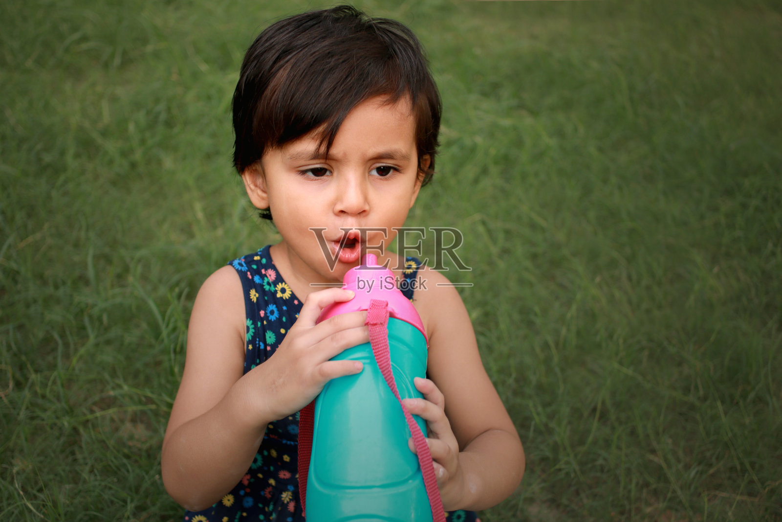 小女婴在户外喝水照片摄影图片
