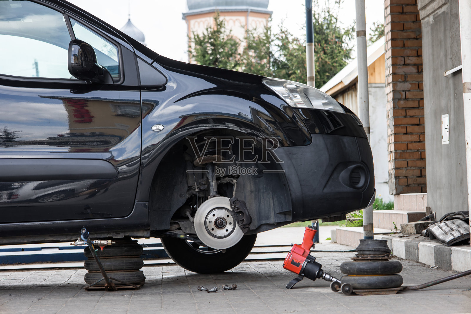 轮胎的变化。没有轮胎的刹车盘，地面上有仪表照片摄影图片