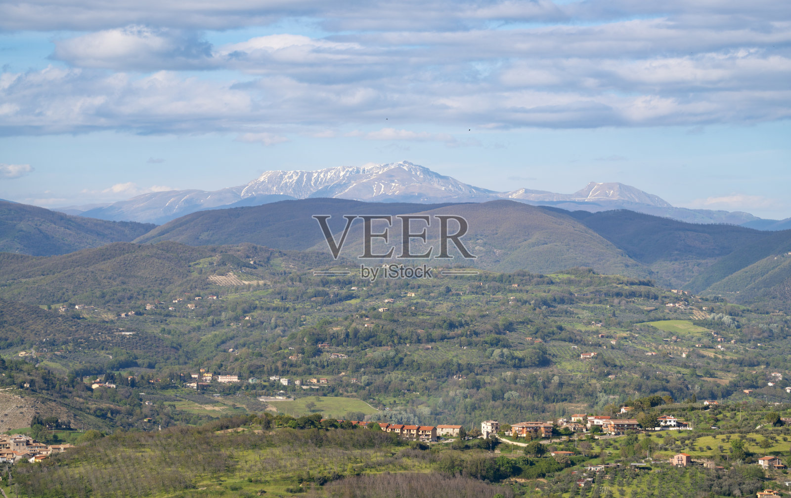 从萨比纳的法拉俯瞰亚平宁山脉，拉齐奥意大利照片摄影图片