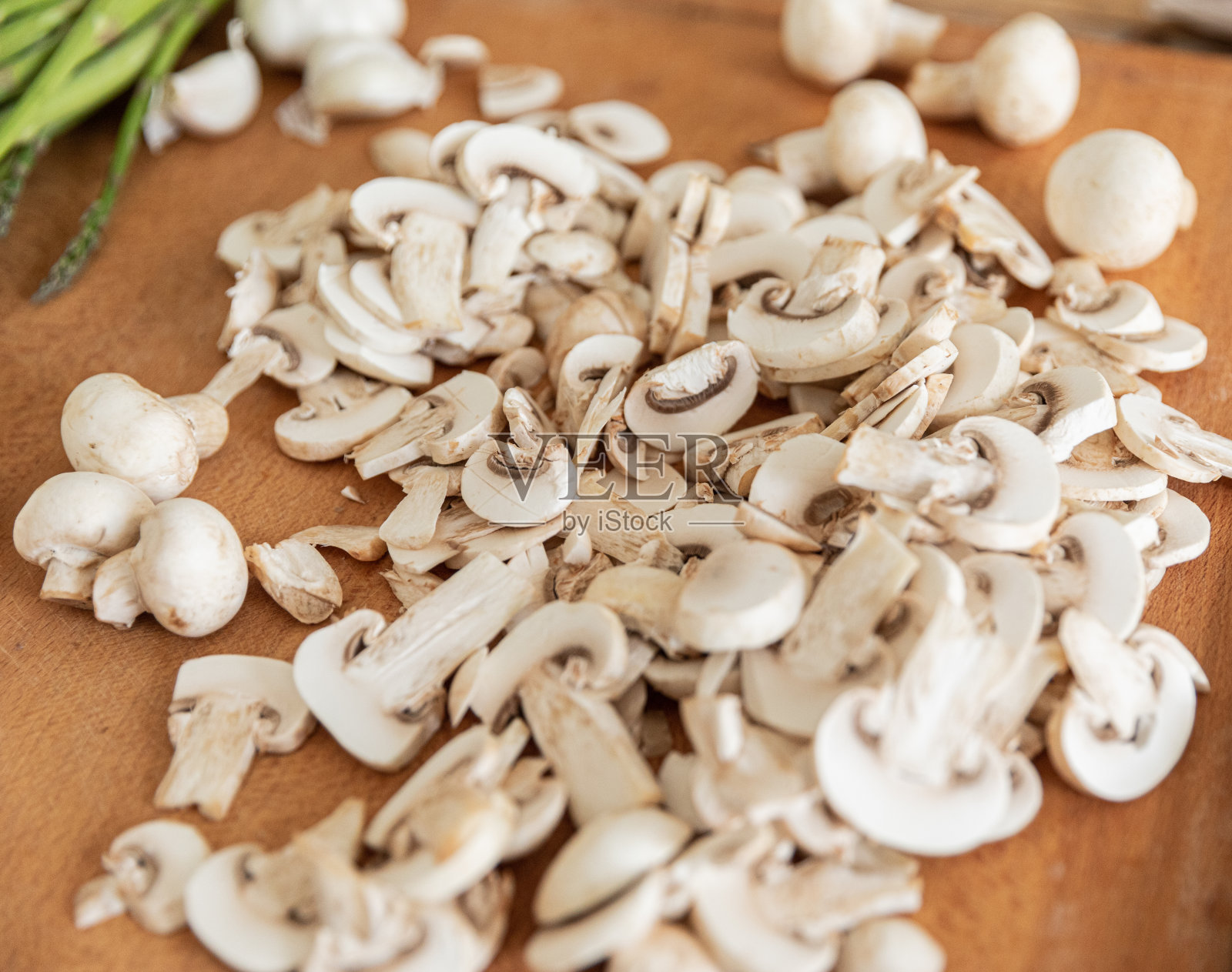 切碎的白色纽扣蘑菇，特写照片摄影图片