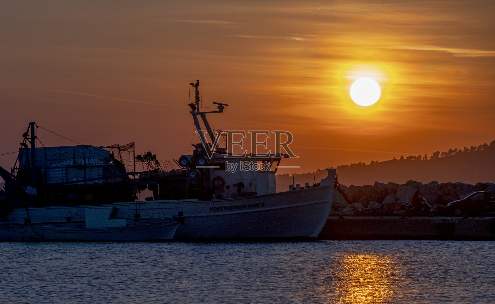 日落时的小船照片摄影图片