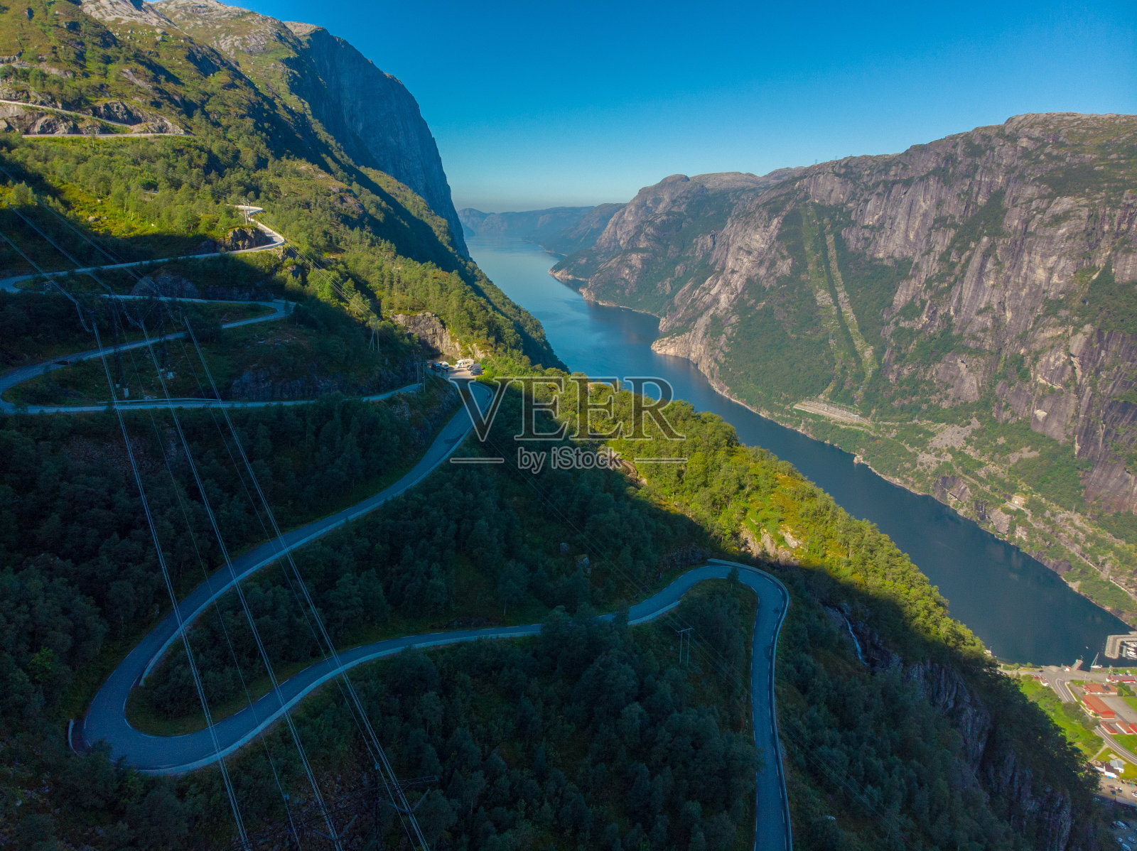 美丽的照片，这条挪威公路沿着山脉和峡湾的水弯曲照片摄影图片