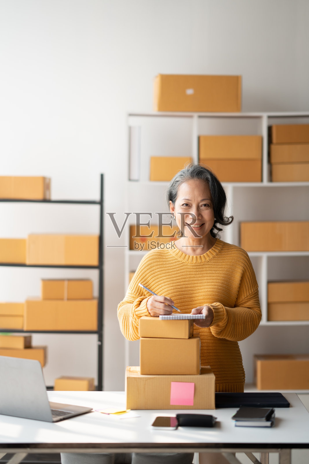 美丽的老老太太的肖像，她的小生意/创业的激情照片摄影图片