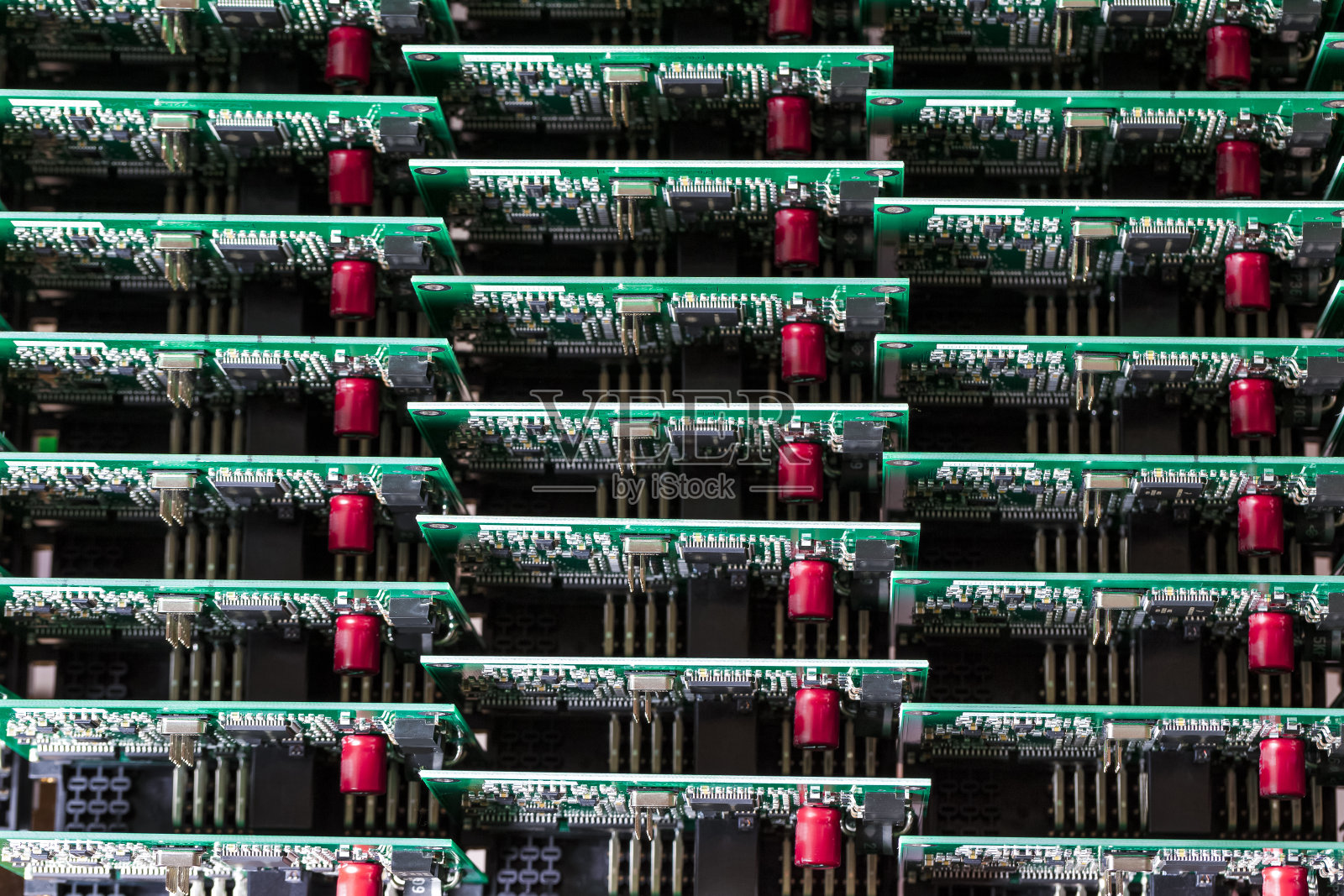 电子产品的想法。大规模准备好的ABS汽车印刷电路板与焊接表面贴装元件数量的看法。照片摄影图片