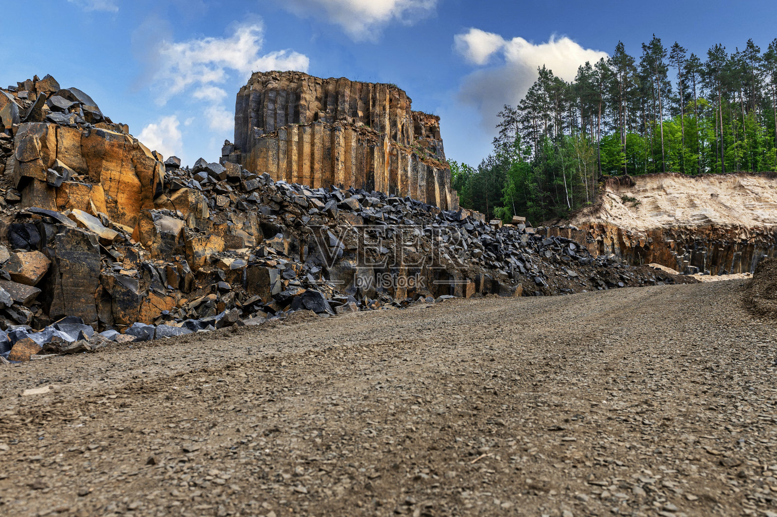 玄武岩的猎物。夏季柱状玄武岩采石场。火山石头。地质玄武岩的形成。照片摄影图片
