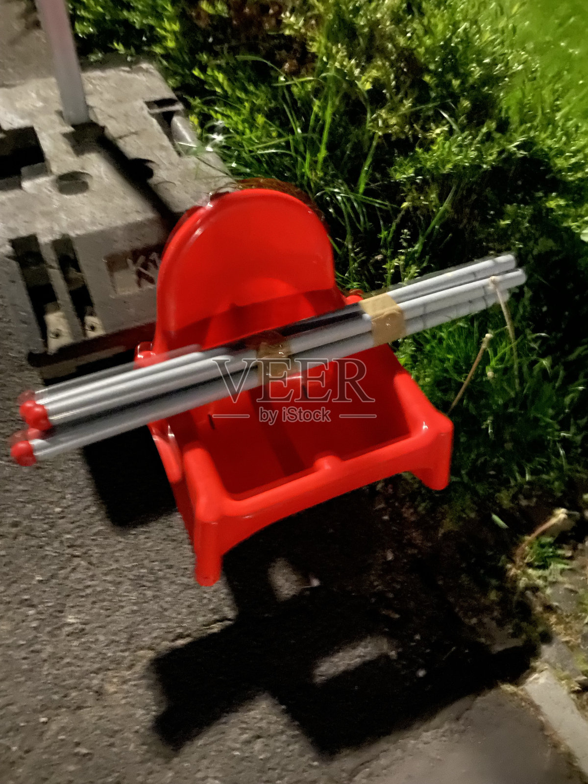 红色的儿童高脚椅拼在一起照片摄影图片