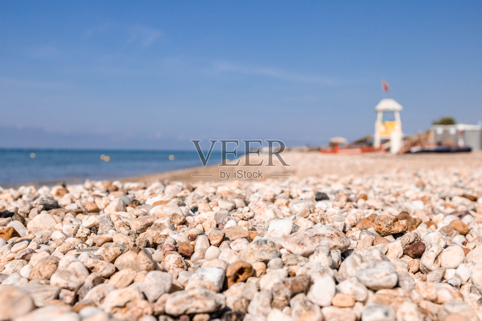 希腊海滩的空旷部分。沙子鹅卵石和大海的背景照片摄影图片