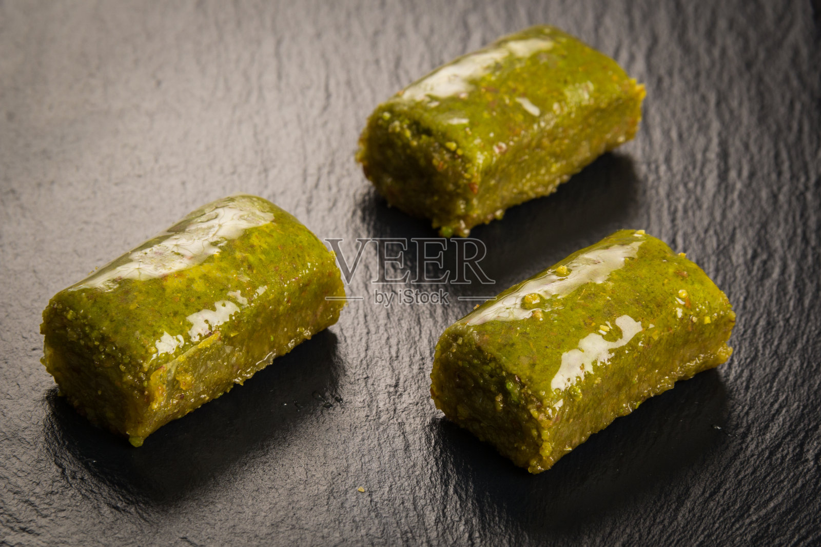 传统美味的土耳其甜点;开心果果仁饼和果子露配咖啡或茶照片摄影图片