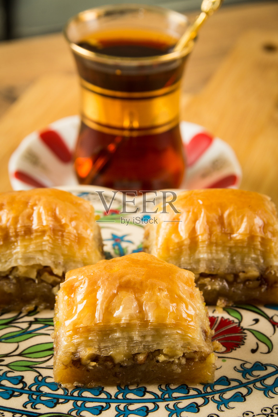 传统美味的土耳其甜点;开心果果仁饼和果子露配咖啡或茶照片摄影图片