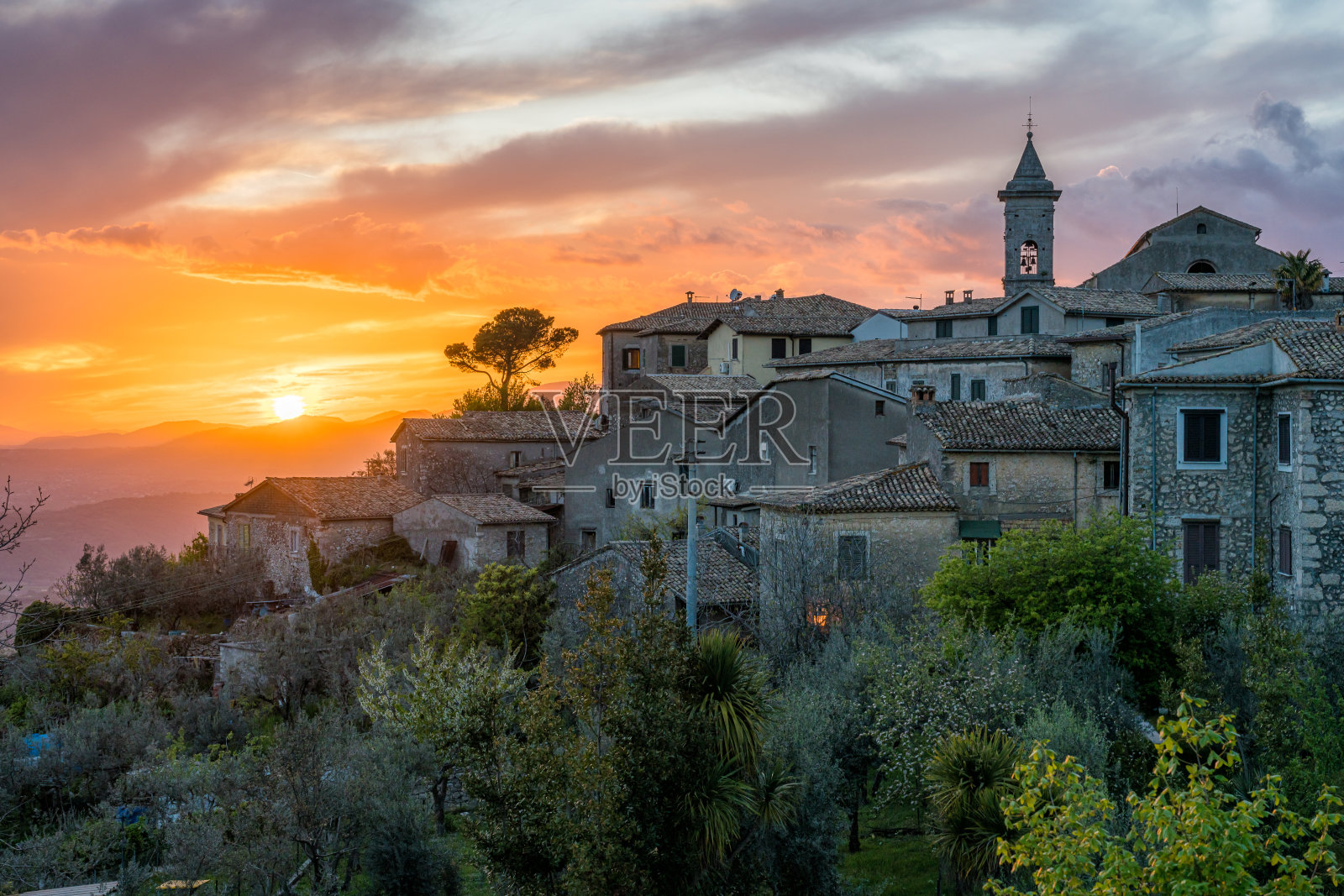 位于意大利中部拉齐奥省弗罗西诺内的古城阿尔皮诺的日落美景。照片摄影图片