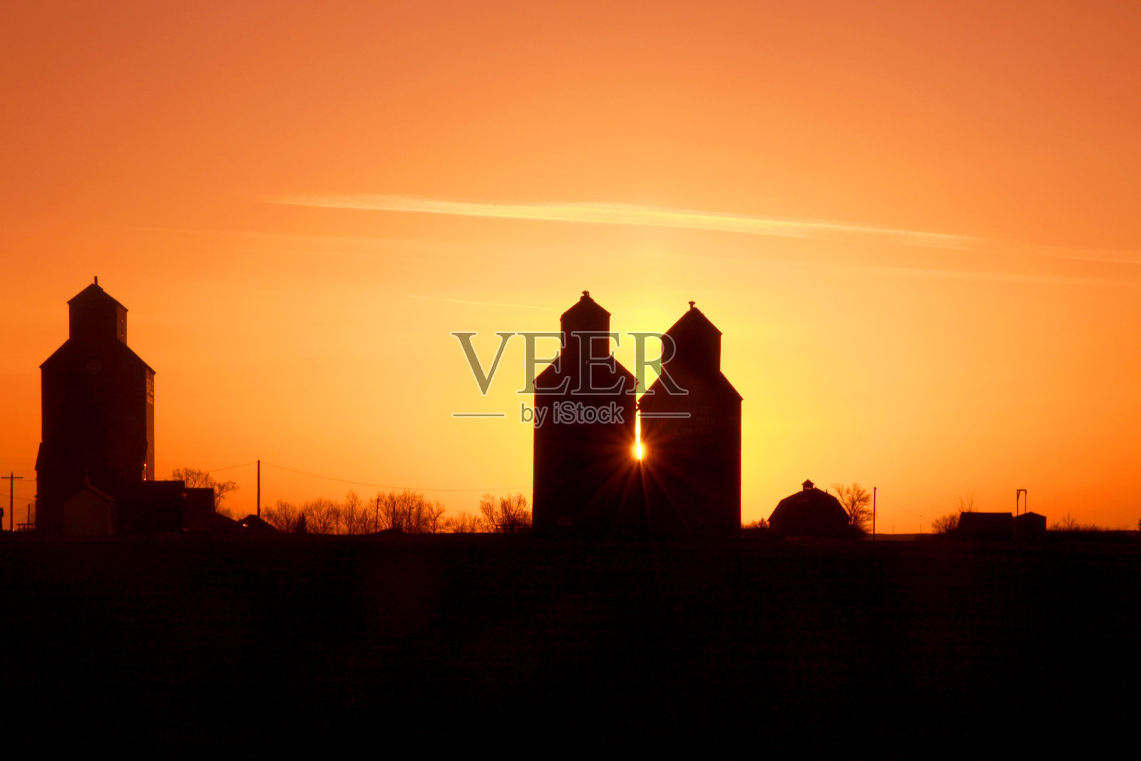 爱在战火蔓延时照片摄影图片