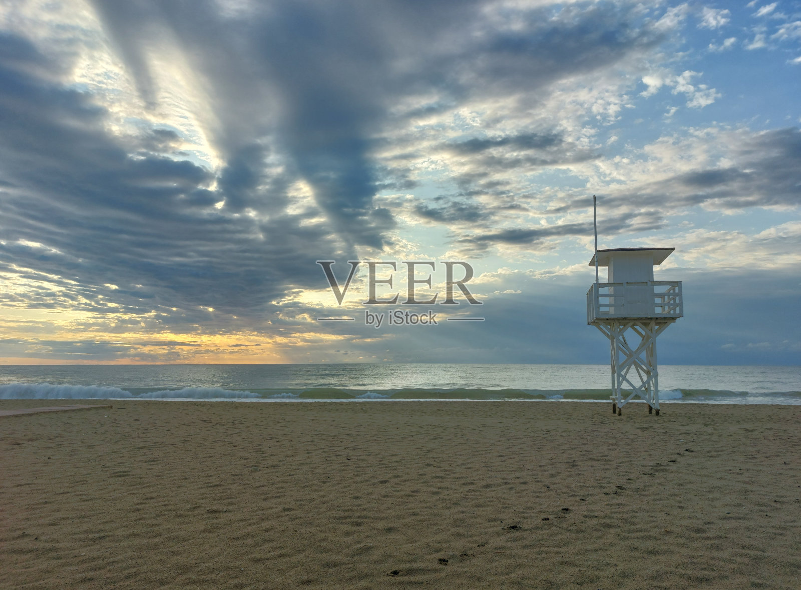 海滩上的瞭望台照片摄影图片