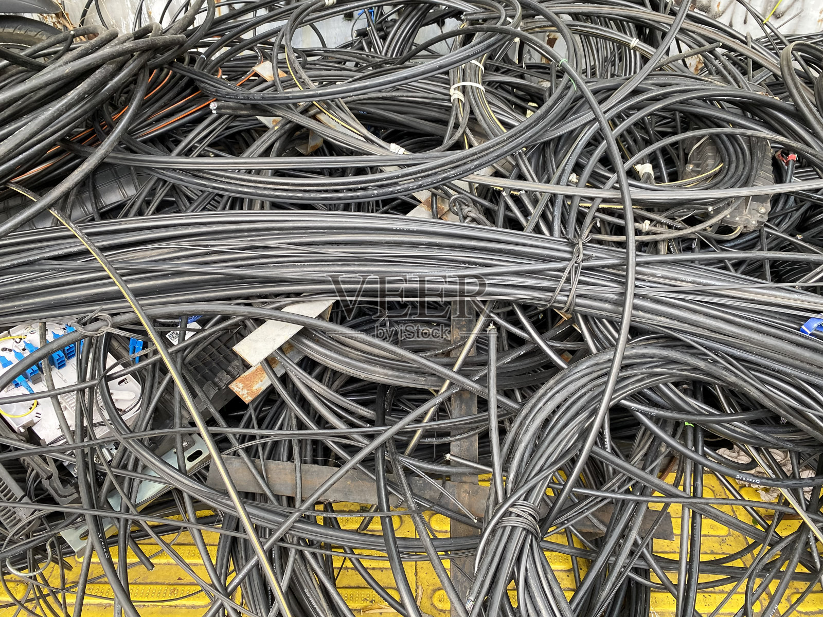 杂乱的电缆和电线照片摄影图片