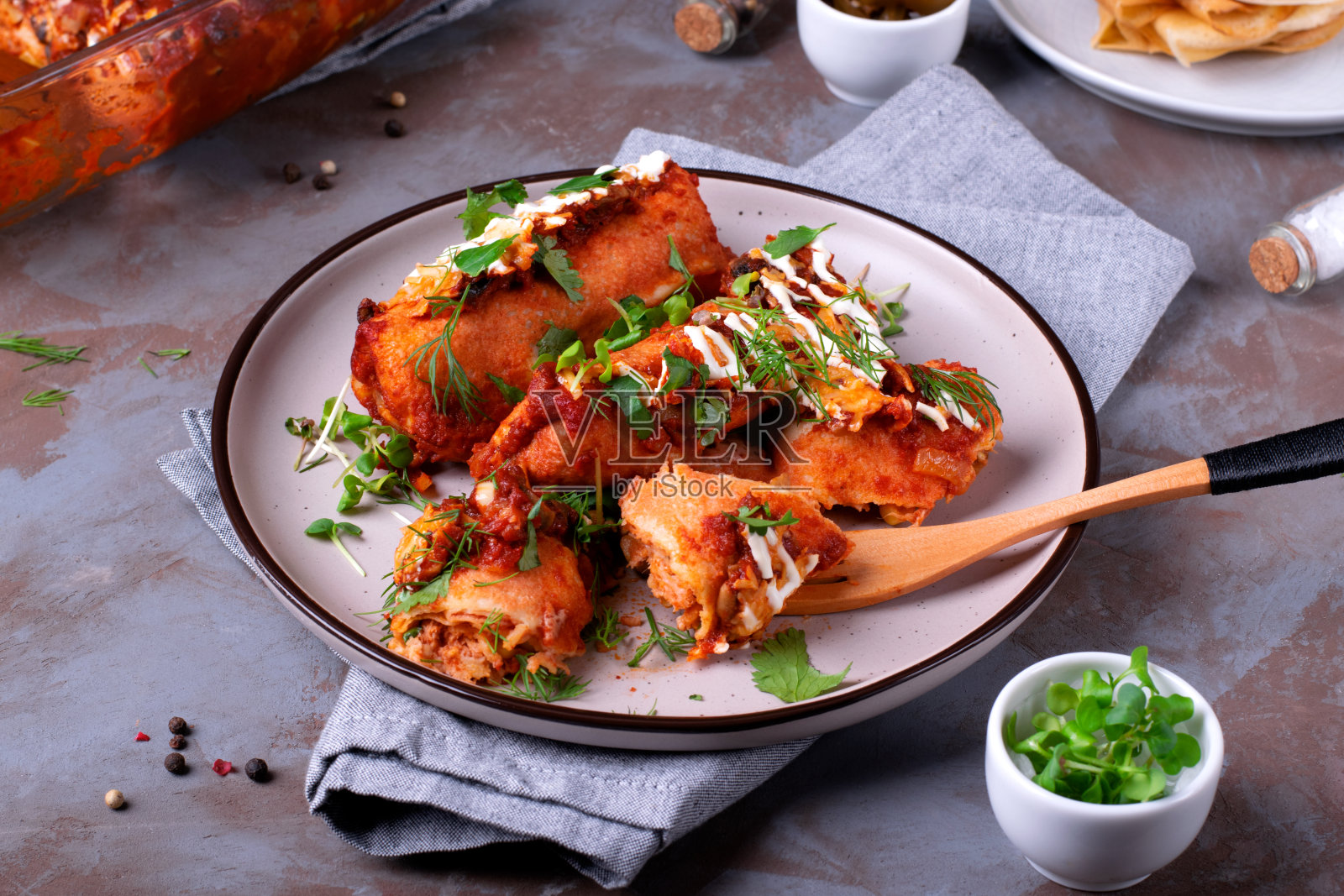 墨西哥卷饼配可丽饼、鸡肉、番茄酱和奶酪照片摄影图片