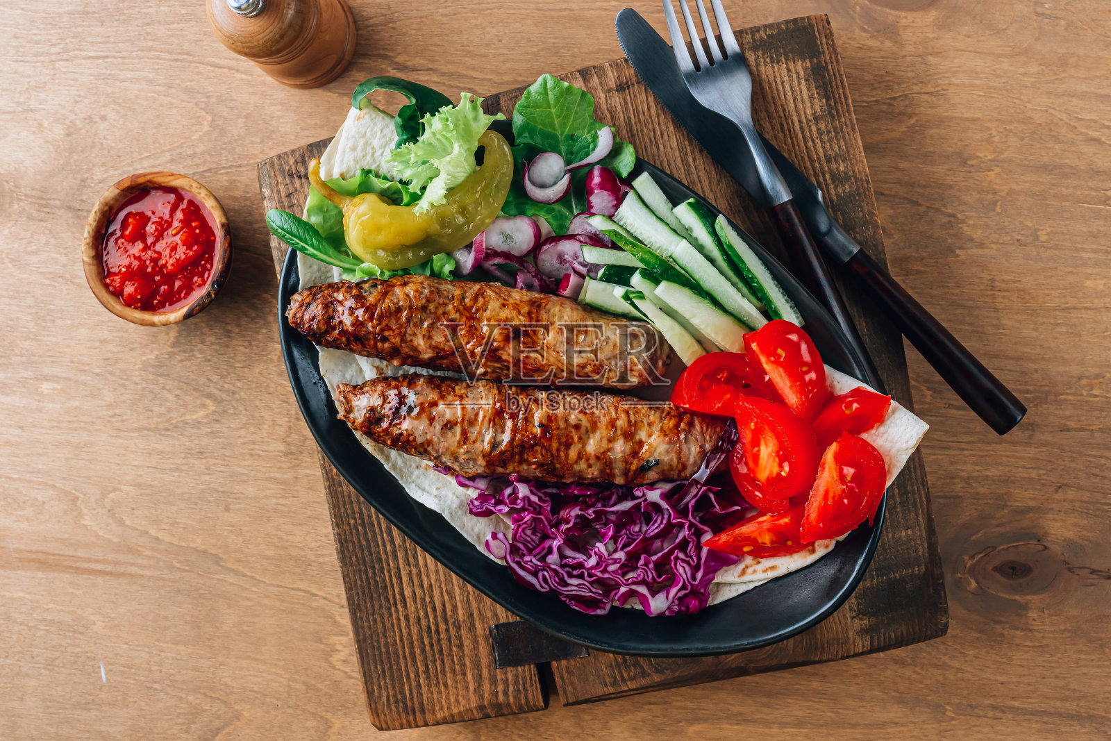 蔬菜和皮塔饼的烤肉盘。传统的中东、阿拉伯或地中海美食。健康foood照片摄影图片