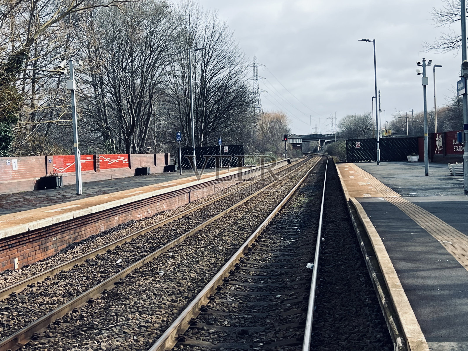 铁路轨道的视野逐渐缩小照片摄影图片