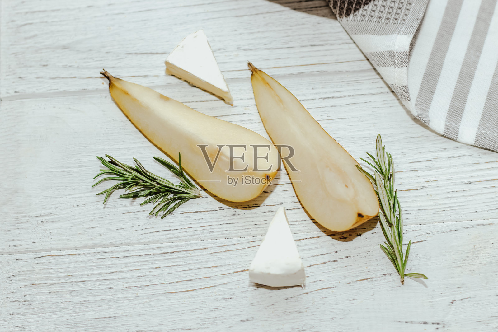 桌上的熟梨配卡门贝尔奶酪照片摄影图片