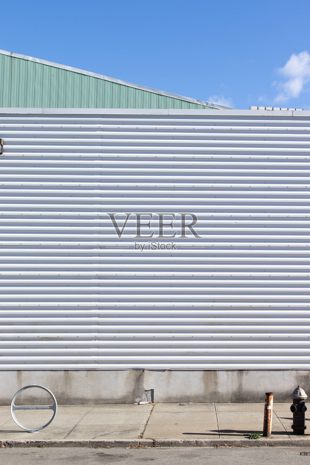 白色金属，绿色和蓝色组成照片摄影图片