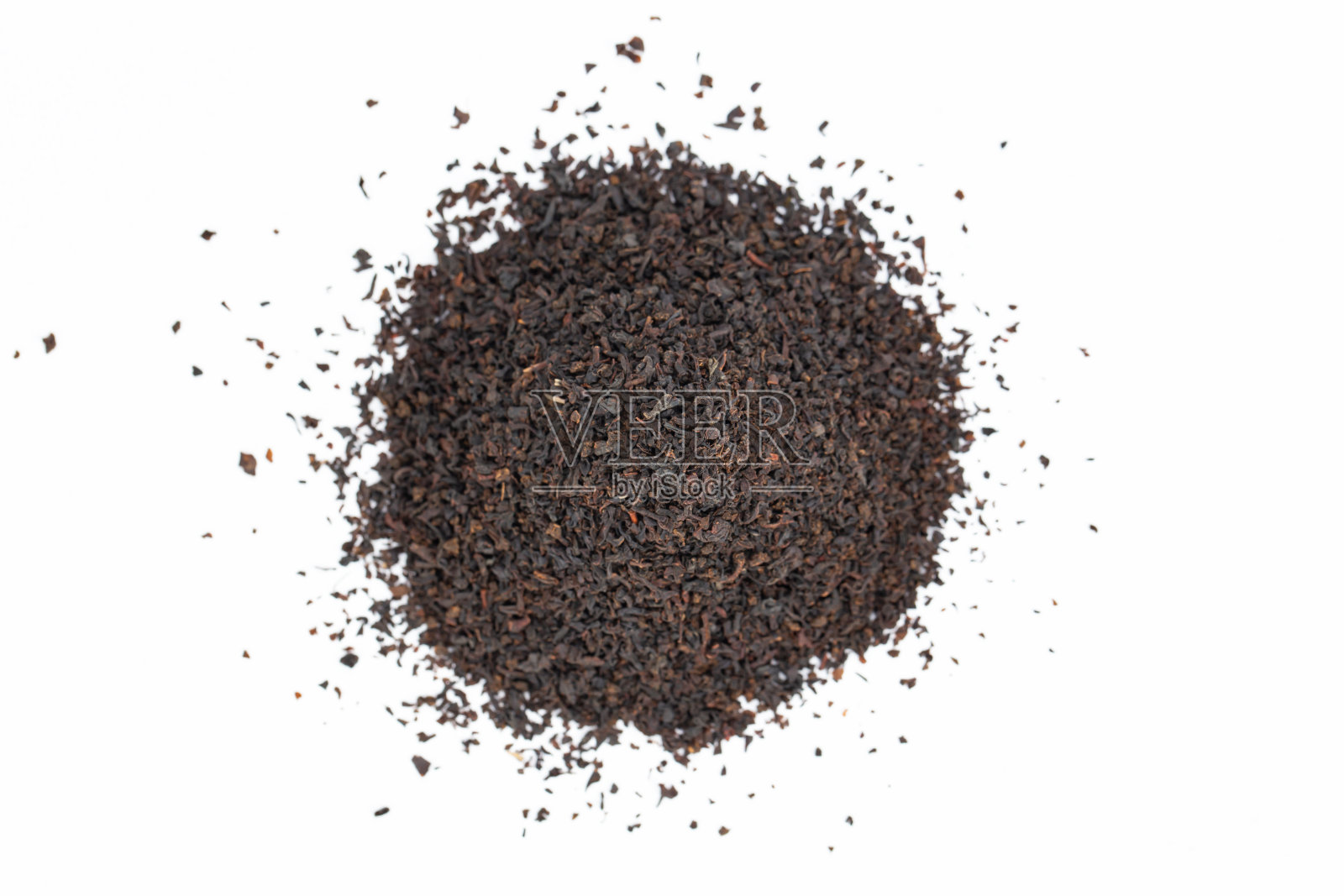 在白色背景上分离的干红茶叶子。黑锡兰红茶。照片摄影图片