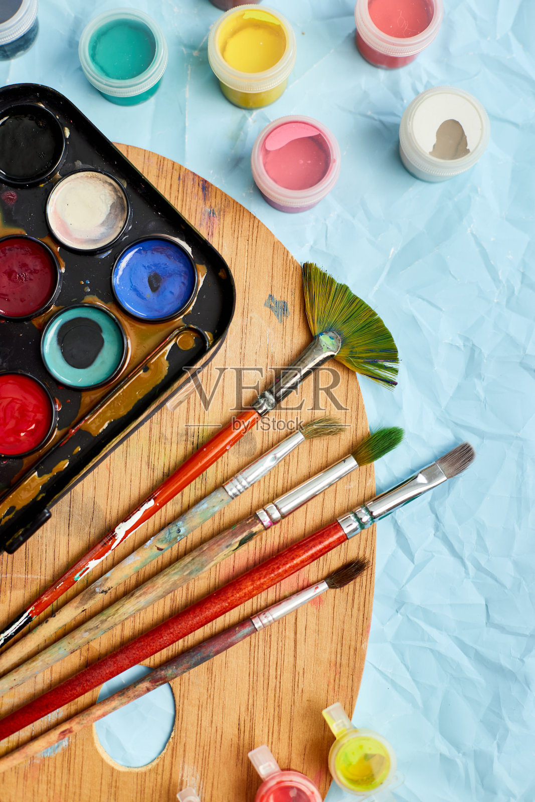 彩色颜料、调色板和画笔的平面布局照片摄影图片