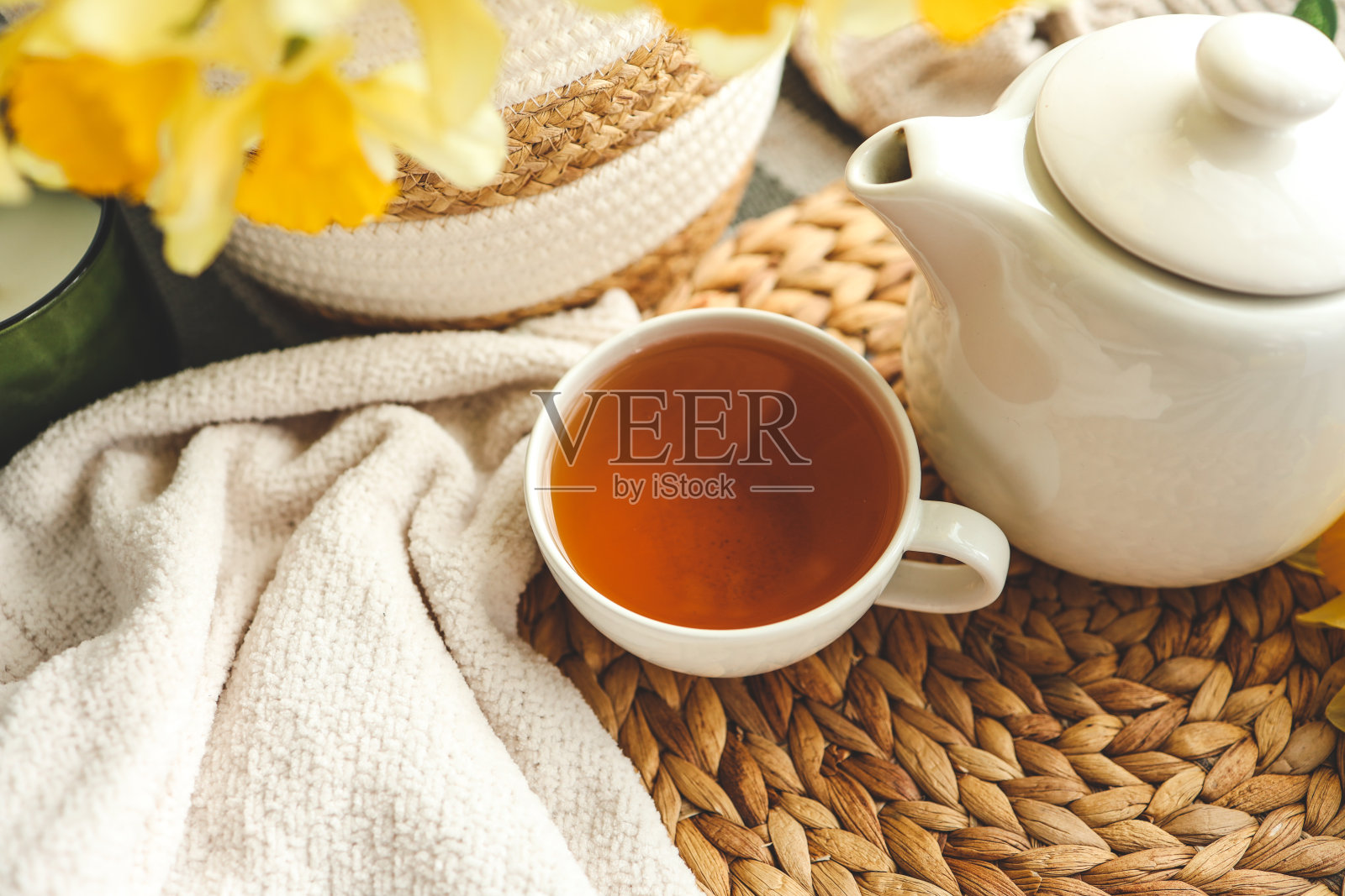 一杯茶，几支蜡烛，一篮水仙花，春色唯美的照片照片摄影图片