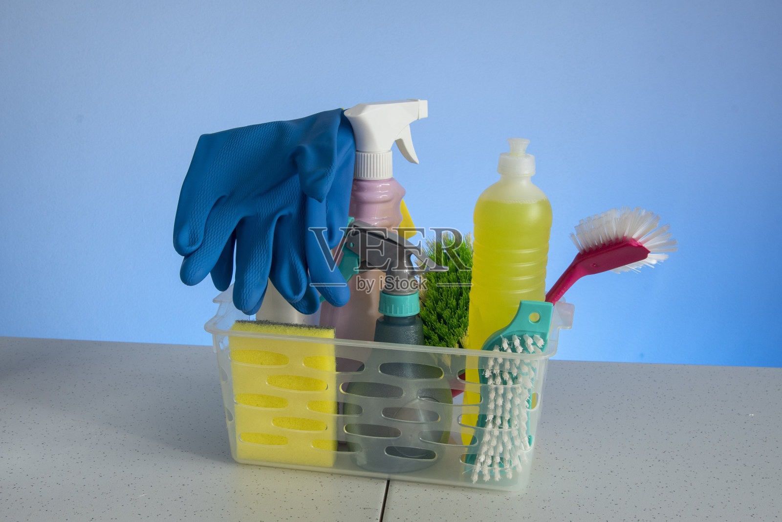 装有清洁用品的篮子，供家庭卫生使用照片摄影图片