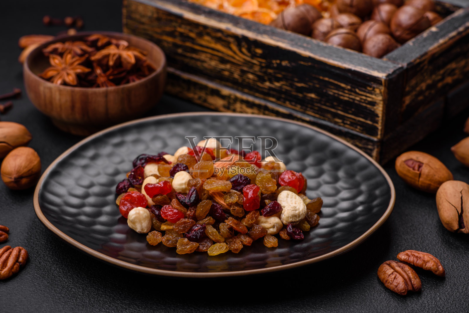 烤山核桃，澳洲坚果，干橘子，干浆果照片摄影图片