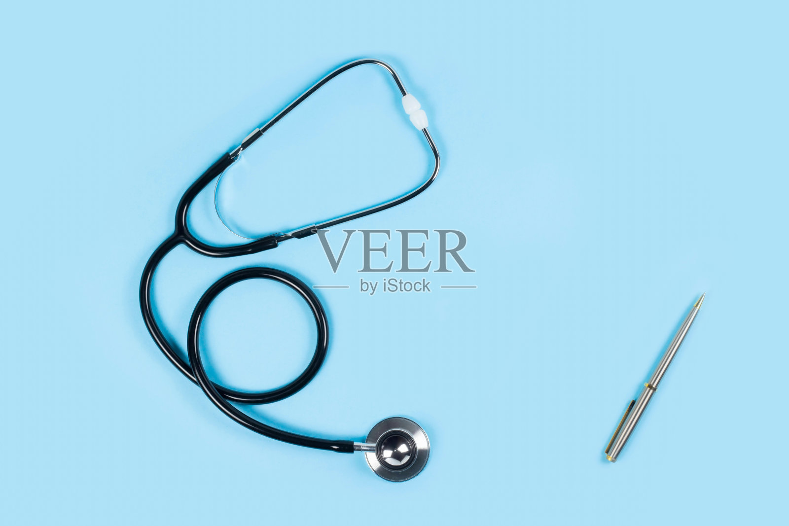 听诊器，淡蓝色背景，俯视图。文本空间照片摄影图片