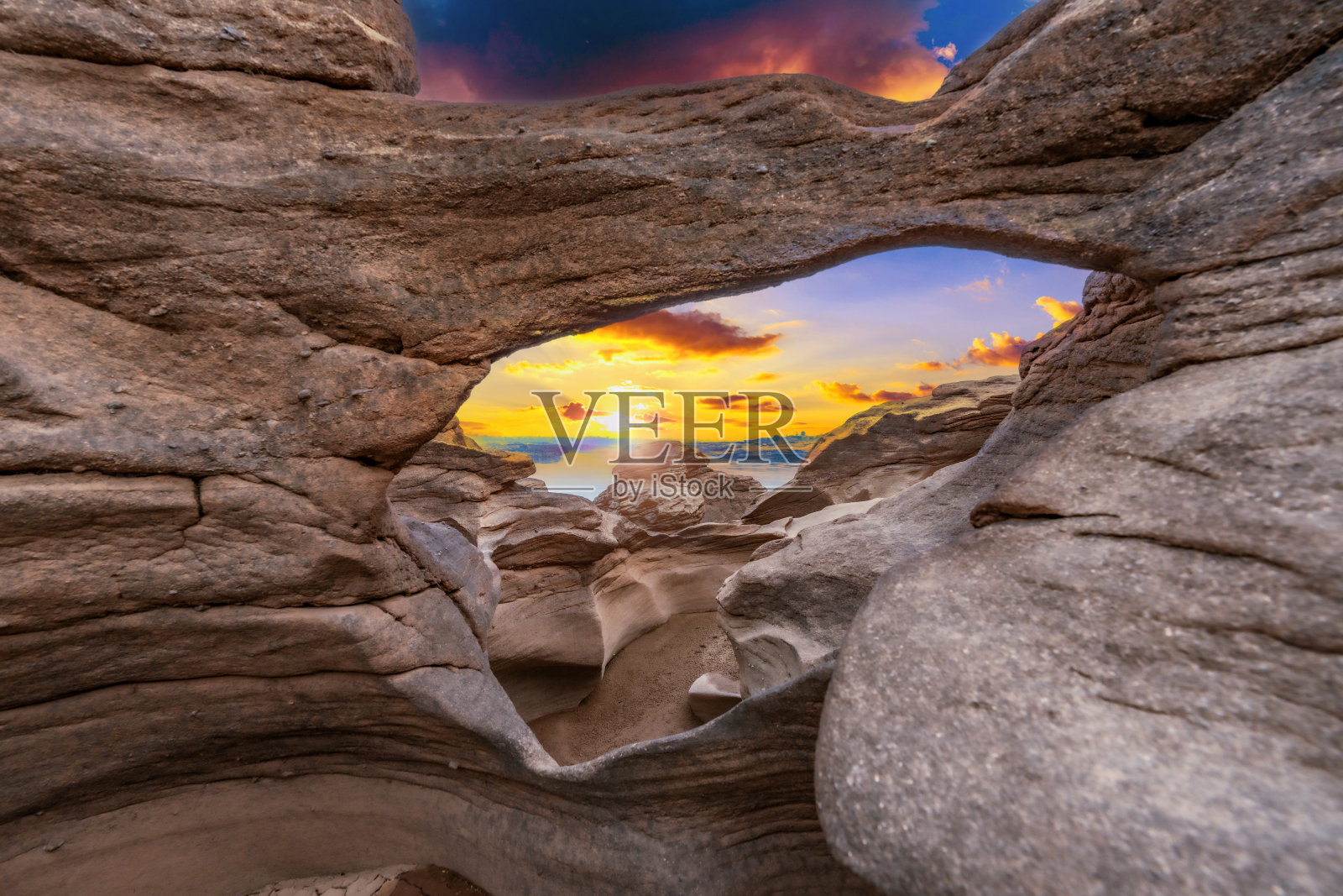 在泰国乌汶拉差他尼省湄孔河最大的礁石Sam Phan Bok，新的一天的日出。照片摄影图片