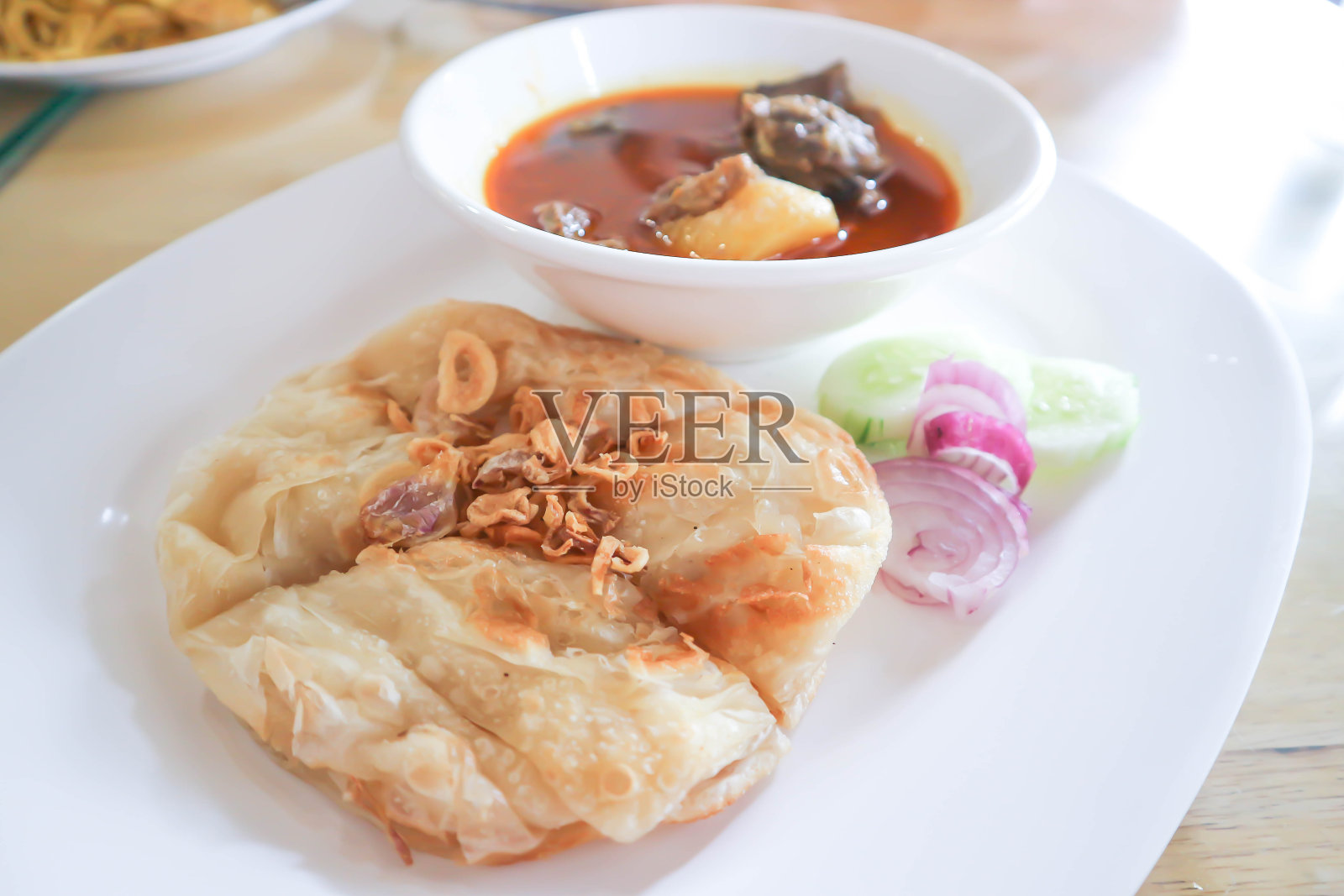 印度烤饼或印度烤肉配咖喱汤或炖牛肉照片摄影图片