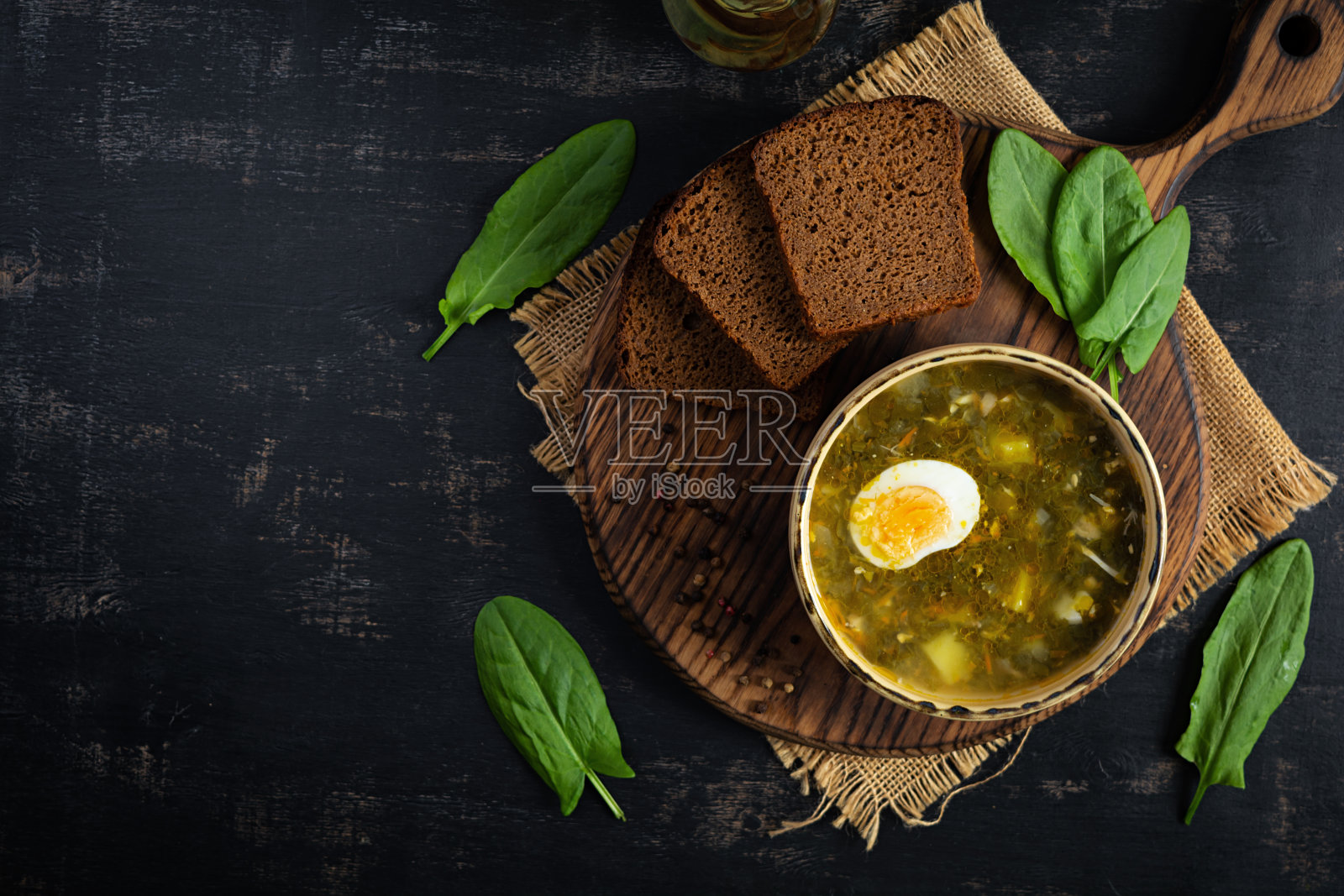 酢浆草、肉和蛋的绿汤。传统的酸参罗宋汤。俯视图照片摄影图片