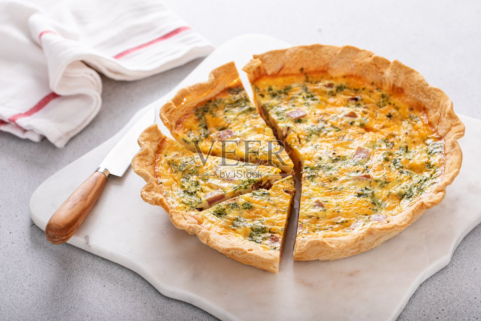 桌上的自制乳蛋饼配火腿和奶酪照片摄影图片