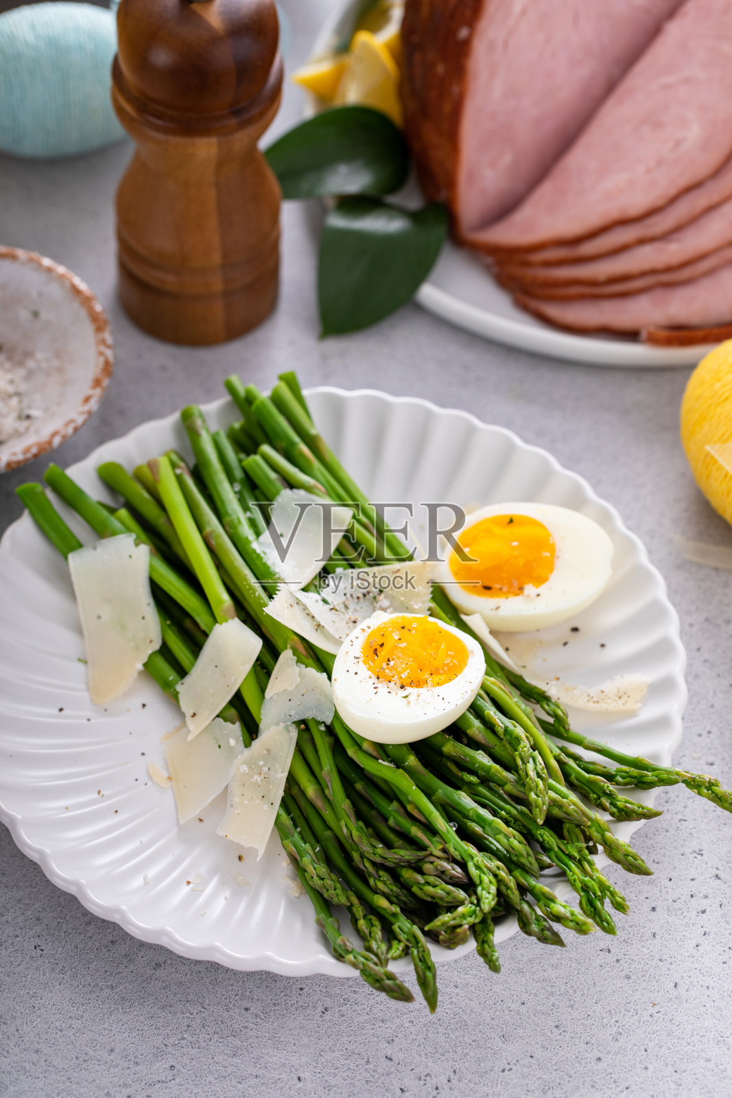 把芦笋放在盘子里，上面撒上帕尔马干酪照片摄影图片
