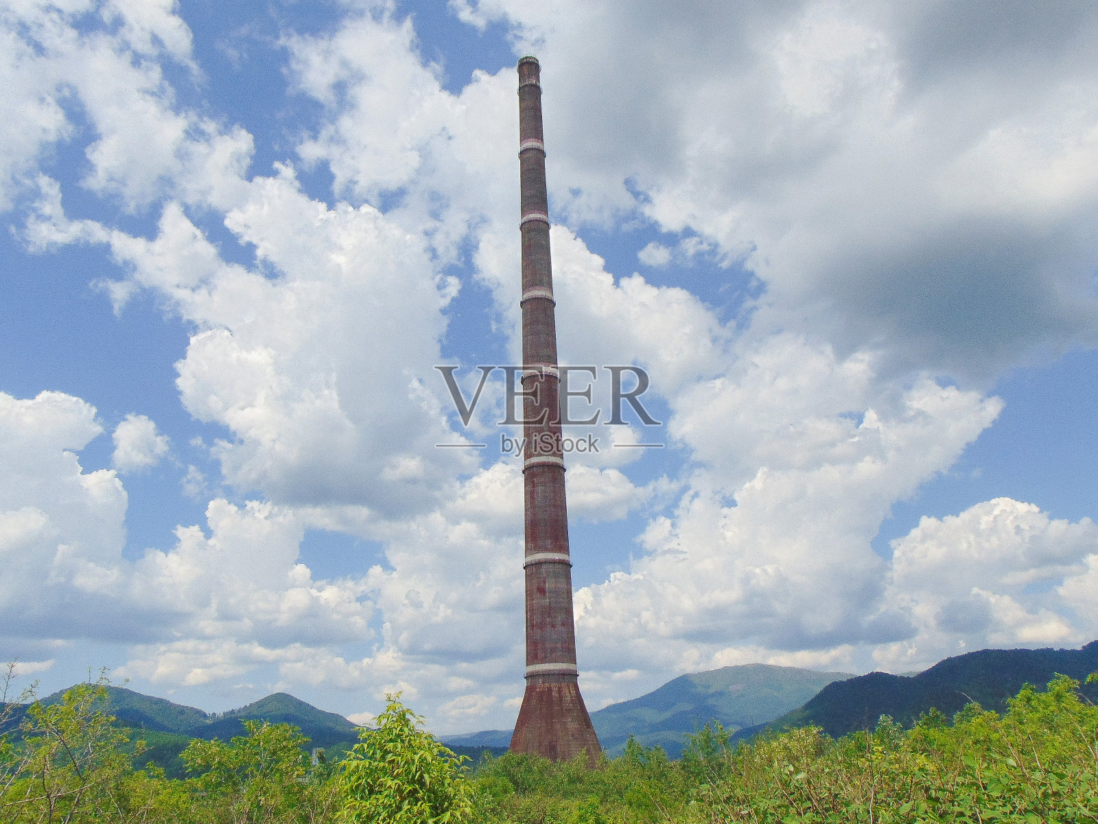 罗马尼亚巴亚马雷市的一座旧的无功能工业塔。塔高约351米照片摄影图片